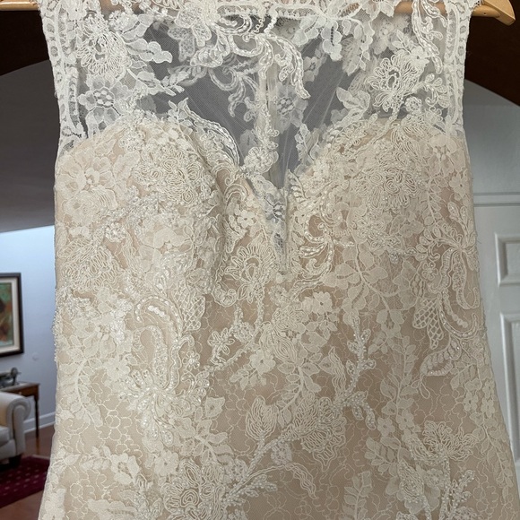 Pronovias ETQ - VESTIDO Elegant Mermaid gown crafted in rich Beautiful lace. - Picture 13 of 15